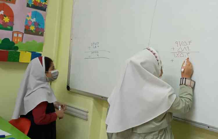 رفع اشکال دانش آموزان در کلاس ریاضی 2