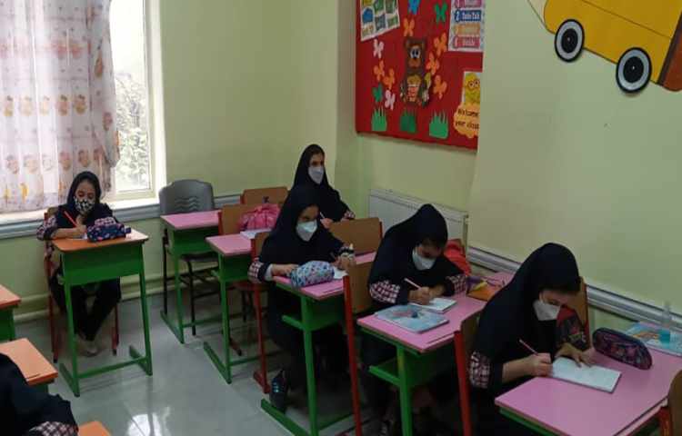 رفع اشکال دانش آموزان در کلاس ریاضی 4