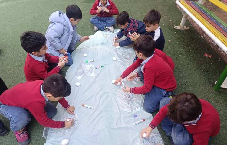 رنگ آمیزی تخم‌مرغ انجام شد. 1