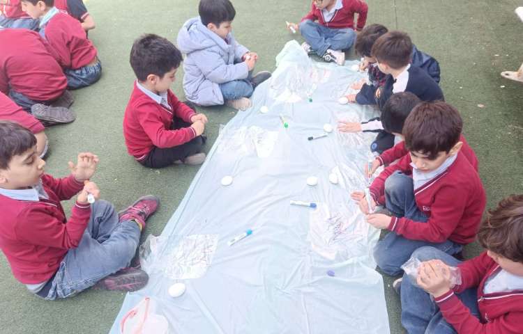 رنگ آمیزی تخم‌مرغ انجام شد. 2