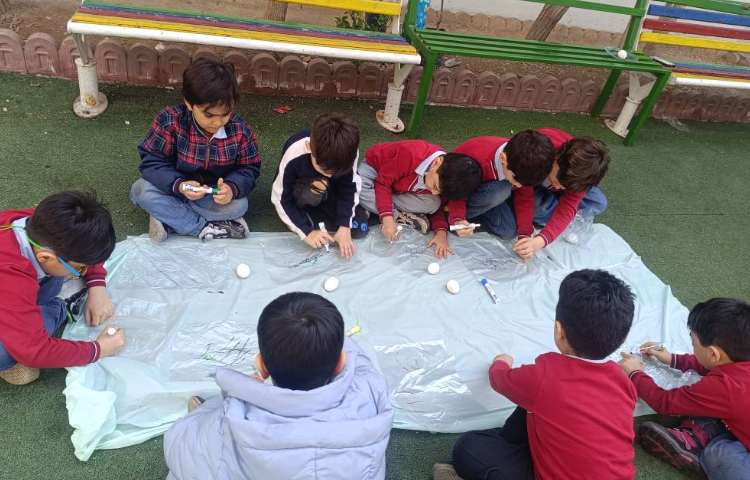 رنگ آمیزی تخم‌مرغ انجام شد. 3