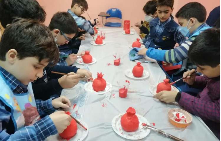 رنگ آمیزی دست سازه انار با گل سفالگری پایه چهارم 1