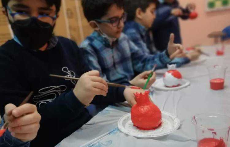 رنگ آمیزی دست سازه انار با گل سفالگری پایه چهارم 3