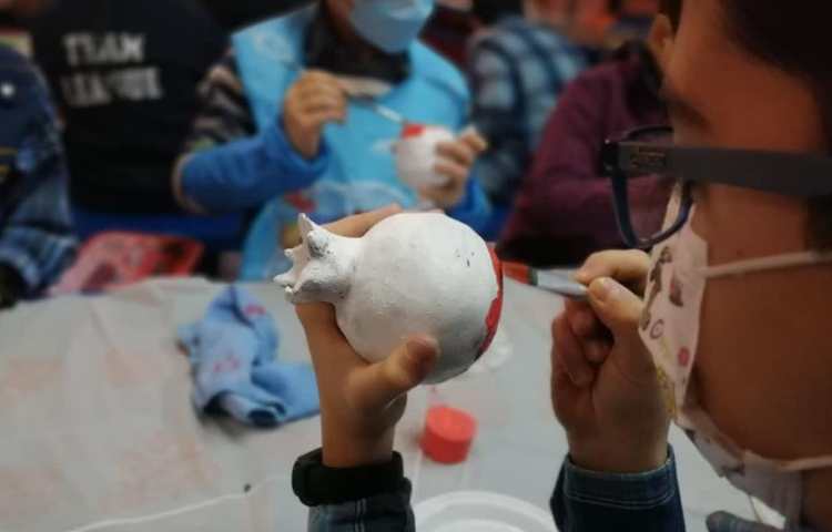 رنگ آمیزی دست سازه انار با گل سفالگری پایه چهارم 4