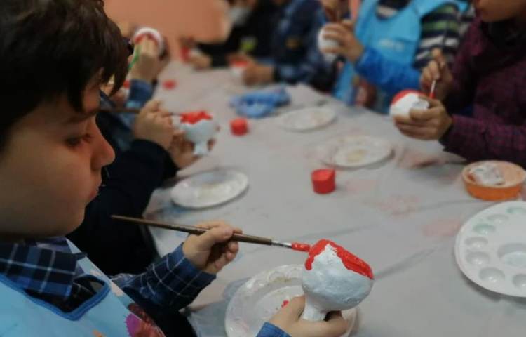 رنگ آمیزی دست سازه انار با گل سفالگری پایه چهارم 5