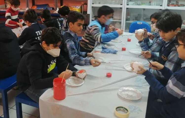 رنگ آمیزی دست سازه انار با گل سفالگری پایه چهارم 6