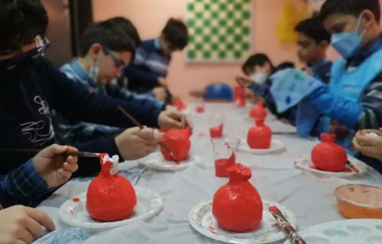 رنگ آمیزی دست سازه انار با گل سفالگری پایه چهارم