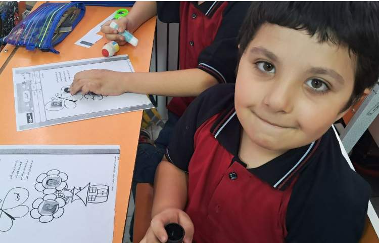 رنگ آمیزی و برش کاربرگ کارت کلمه ها درس فارسی 3