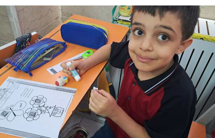 رنگ آمیزی و برش کاربرگ کارت کلمه ها درس فارسی 4