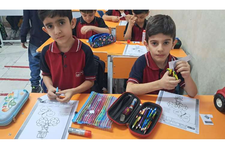 رنگ آمیزی و برش کاربرگ کارت کلمه ها درس فارسی 5