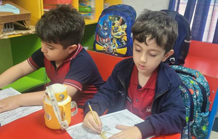 رنگ آمیزی کاربرگ توسط پیش دبستان به مناسبت میلاد امام رضا (ع) 2