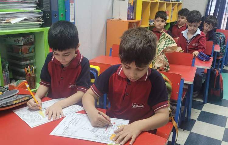 رنگ آمیزی کاربرگ توسط پیش دبستان به مناسبت میلاد امام رضا (ع) 5