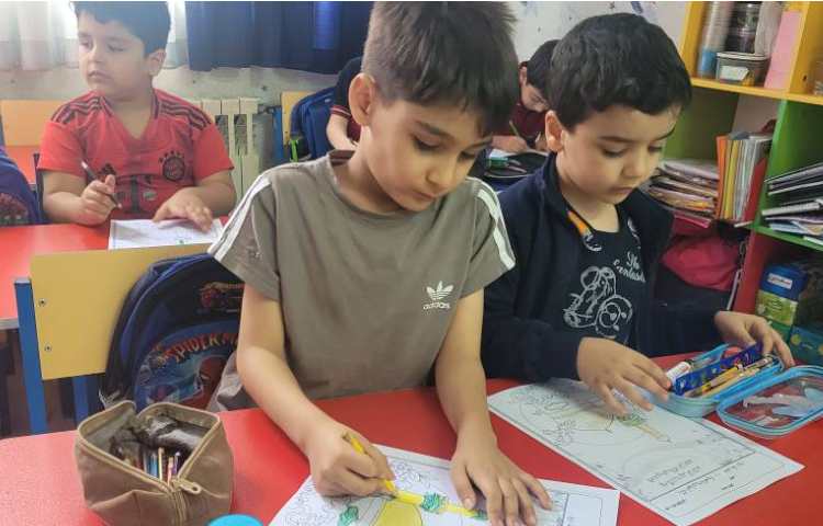 رنگ آمیزی کاربرگ توسط پیش دبستان به مناسبت میلاد امام رضا (ع) 7