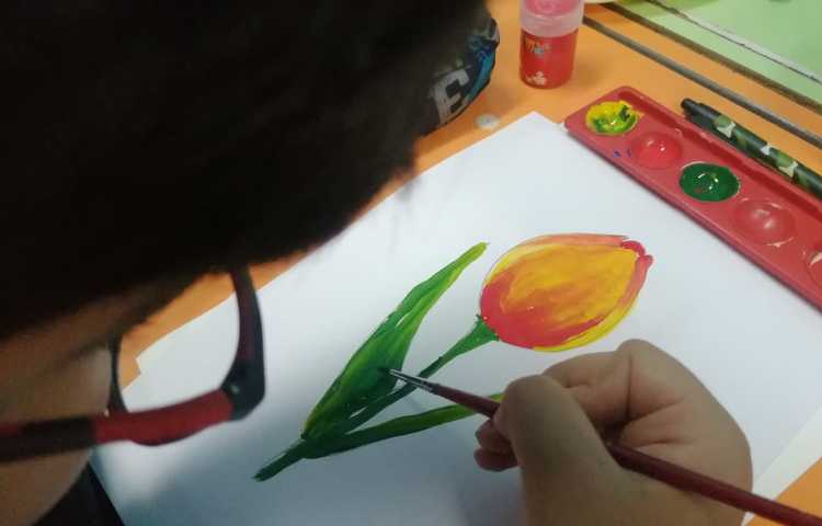 رنگ آمیزی گل لاله با استفاده از گواش و ترکیب رنگ