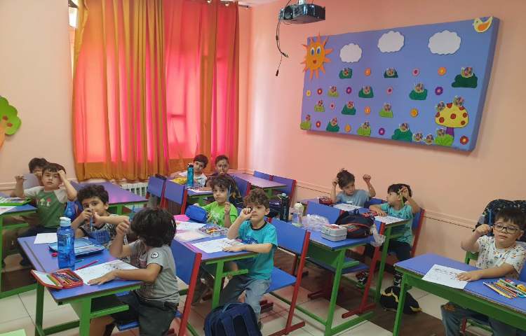 رنگ سبز و آبی و قرمز تدریس شد و یک مدل کاربرگ رنگ شد 3