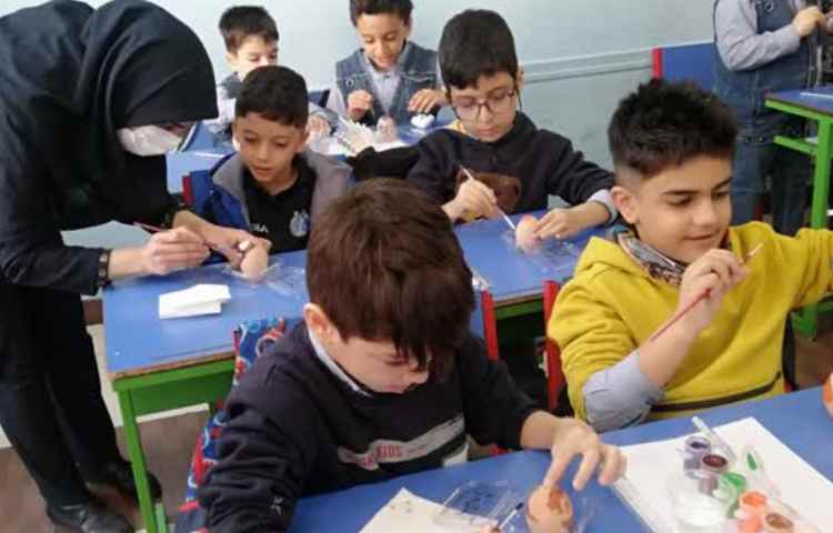 رنگ کردن تخم مرغ سفالی با گواش و قلمو 1