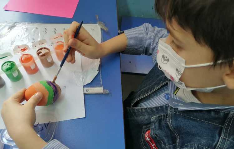 رنگ کردن تخم مرغ سفالی با گواش و قلمو 2