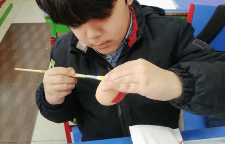 رنگ کردن تخم مرغ سفالی با گواش و قلمو 3