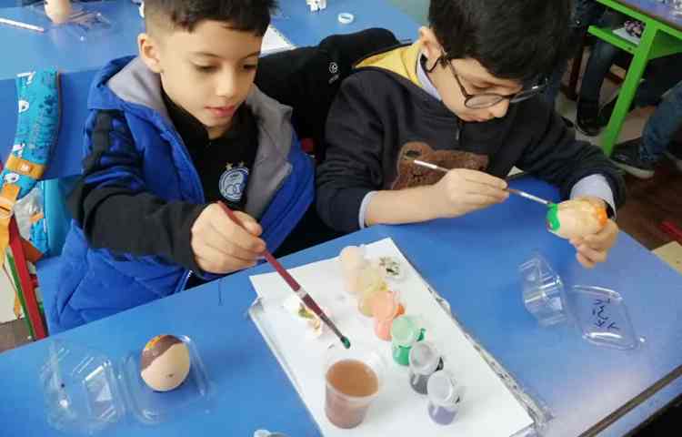 رنگ کردن تخم مرغ سفالی با گواش و قلمو 4