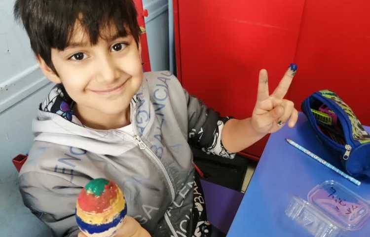 رنگ کردن تخم مرغ سفالی با گواش و قلمو 5