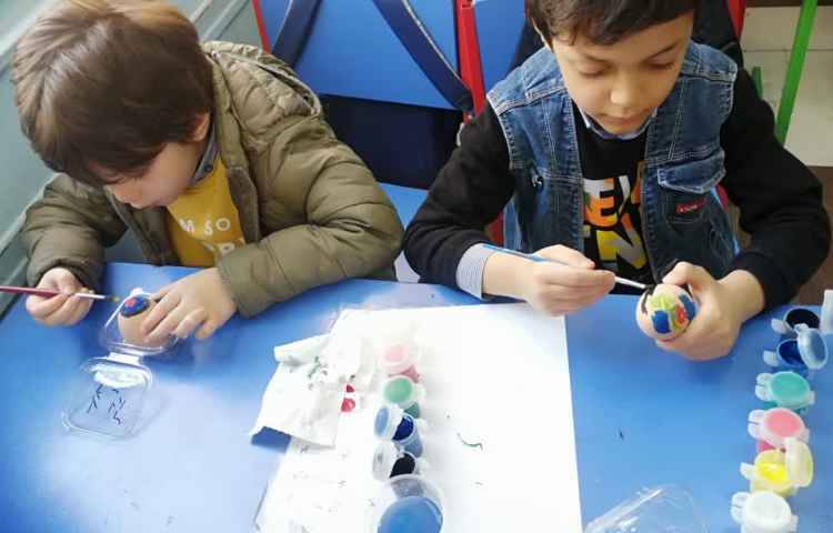 رنگ کردن تخم مرغ سفالی با گواش و قلمو 6