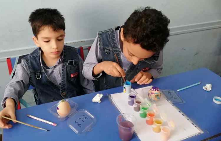 رنگ کردن تخم مرغ سفالی با گواش و قلمو 7