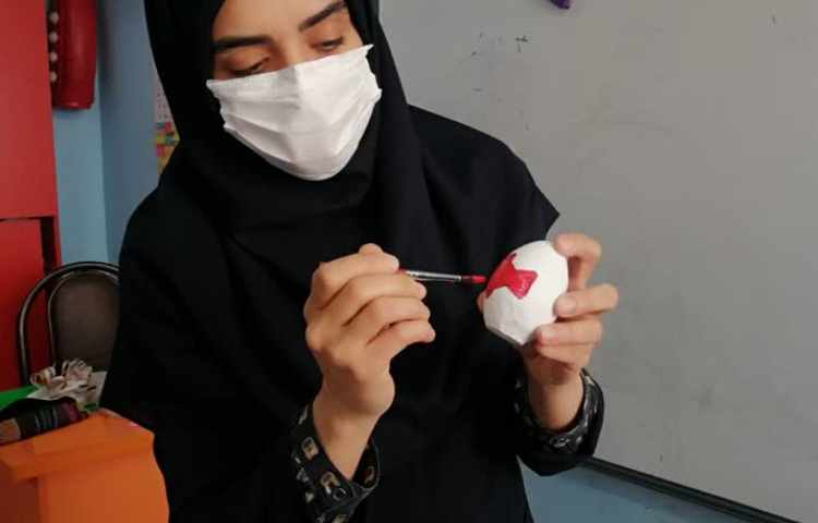 رنگ کردن تخم مرغ سفالی با گواش و قلمو 8