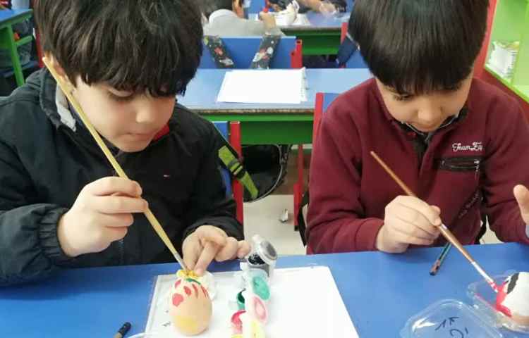 رنگ کردن تخم مرغ سفالی با گواش و قلمو 9