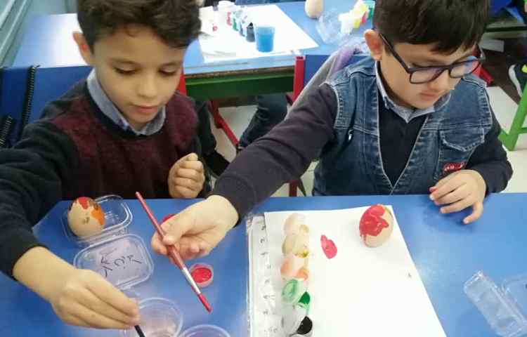 رنگ کردن تخم مرغ سفالی با گواش و قلمو