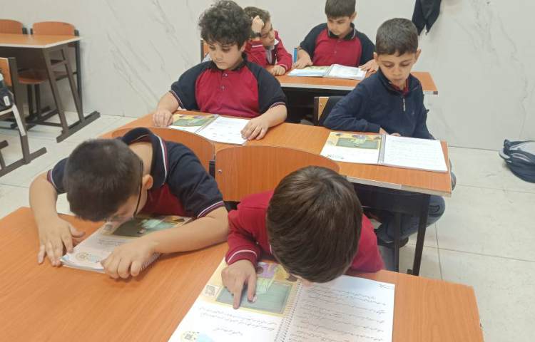 روانخوانی درس کتابخانه‌ی ما توسط دانش‌آموزان 2