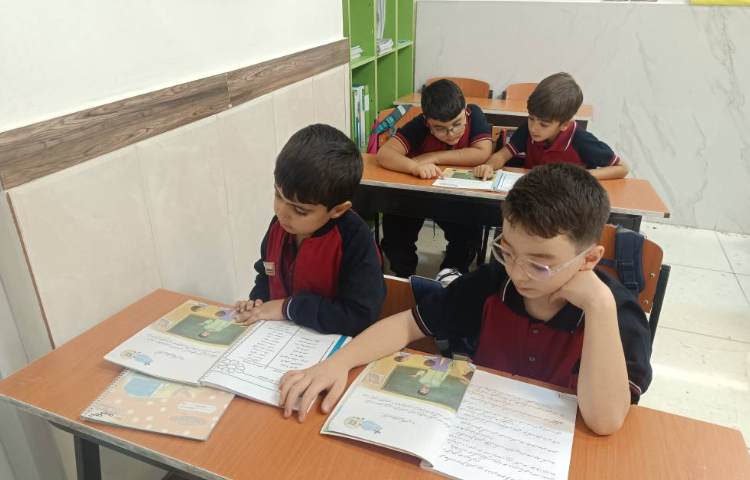 روانخوانی درس کتابخانه‌ی ما توسط دانش‌آموزان