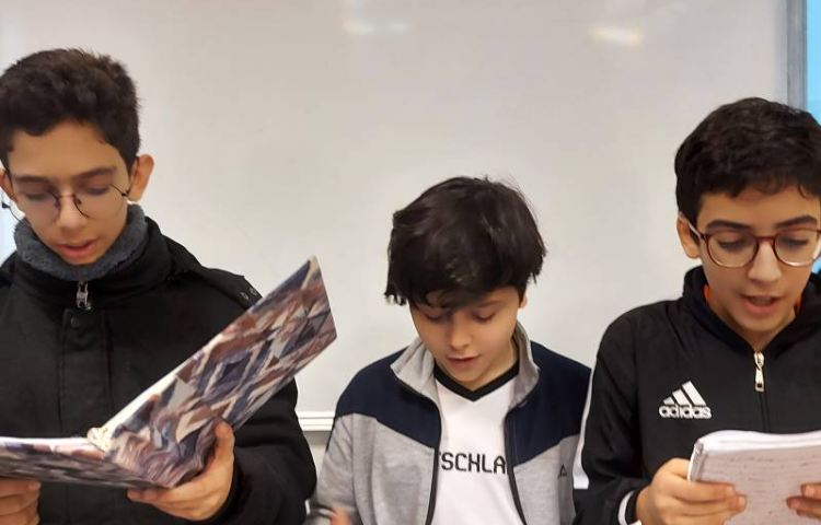 روخوانی درس از روی دفتری که رو نویسی کردند