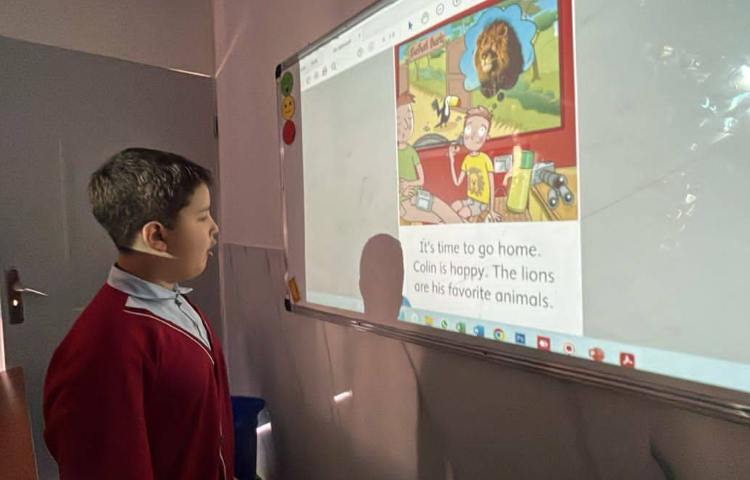 روخوانی و خلاصه‌گویی کتاب داستان به مناسبت هفته‌ی کتاب و کتابخوانی در زنگ زبان 2