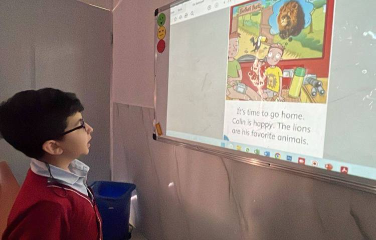 روخوانی و خلاصه‌گویی کتاب داستان به مناسبت هفته‌ی کتاب و کتابخوانی در زنگ زبان 3