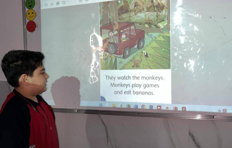 روخوانی و خلاصه‌گویی کتاب داستان به مناسبت هفته‌ی کتاب و کتابخوانی در زنگ زبان 4