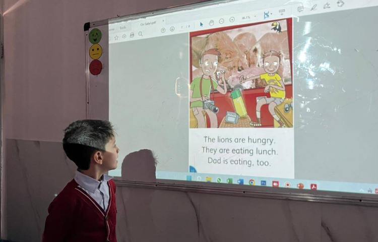 روخوانی و خلاصه‌گویی کتاب داستان به مناسبت هفته‌ی کتاب و کتابخوانی در زنگ زبان 5