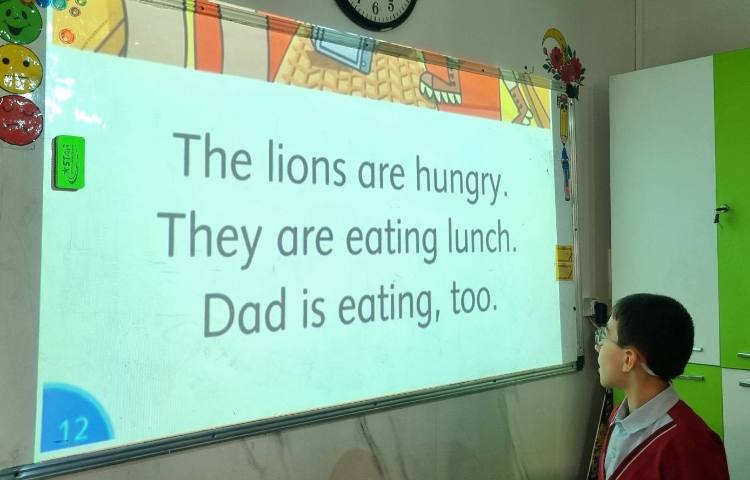 روخوانی و خلاصه‌گویی کتاب داستان به مناسبت هفته‌ی کتاب و کتابخوانی در زنگ زبان 1