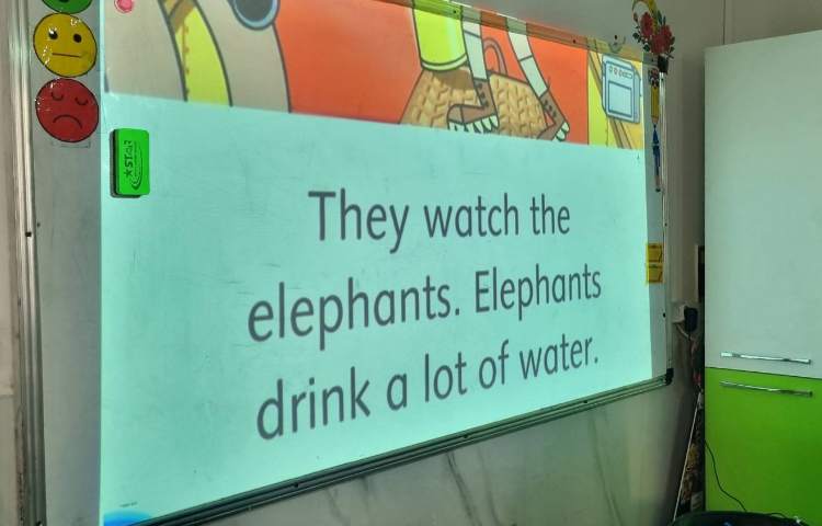 روخوانی و خلاصه‌گویی کتاب داستان به مناسبت هفته‌ی کتاب و کتابخوانی در زنگ زبان 3