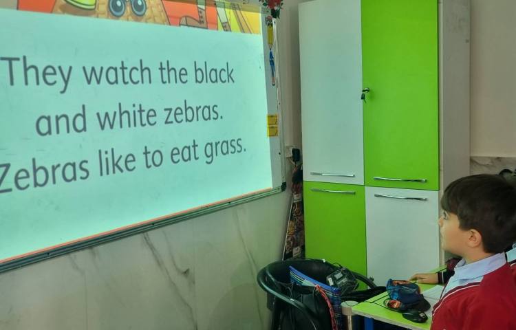 روخوانی و خلاصه‌گویی کتاب داستان به مناسبت هفته‌ی کتاب و کتابخوانی در زنگ زبان 4