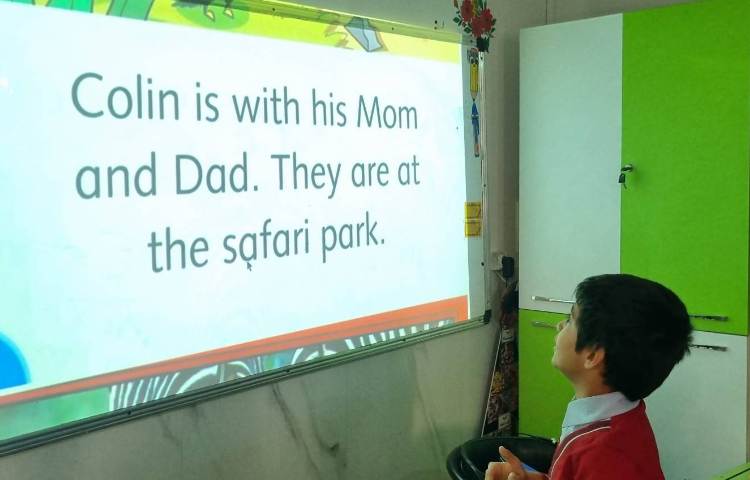 روخوانی و خلاصه‌گویی کتاب داستان به مناسبت هفته‌ی کتاب و کتابخوانی در زنگ زبان