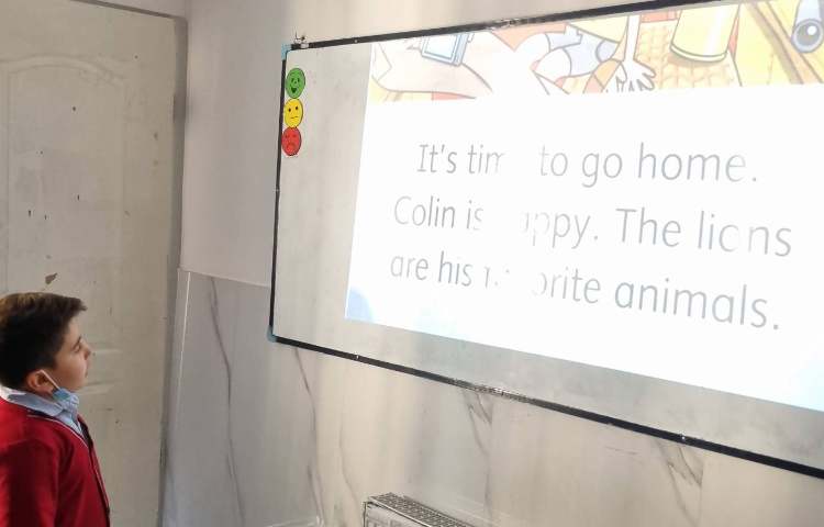 روخوانی و خلاصه‌گویی کتاب داستان به مناسبت هفته‌ی کتاب و کتابخوانی در زنگ زبان 2