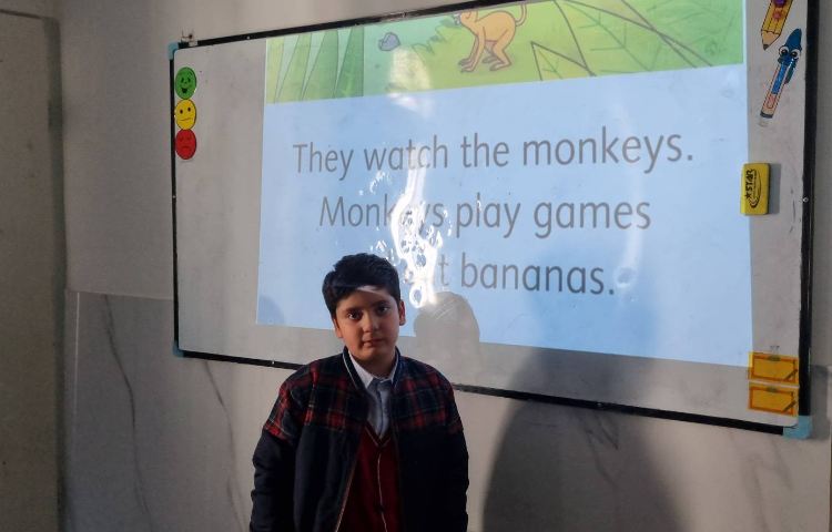 روخوانی و خلاصه‌گویی کتاب داستان به مناسبت هفته‌ی کتاب و کتابخوانی در زنگ زبان 3