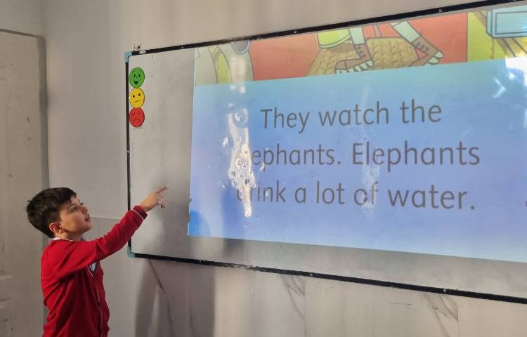 روخوانی و خلاصه‌گویی کتاب داستان به مناسبت هفته‌ی کتاب و کتابخوانی در زنگ زبان 4