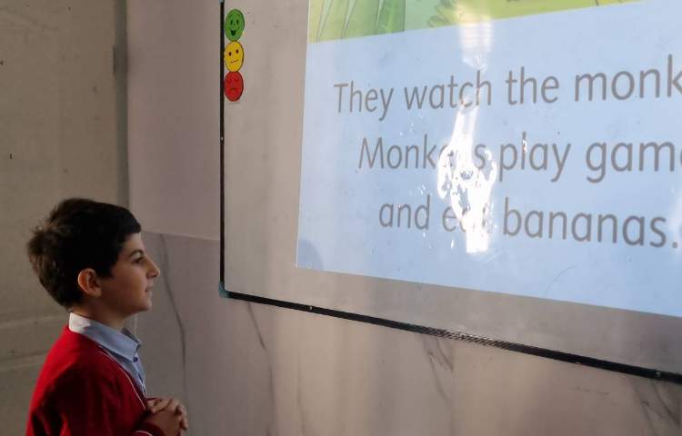 روخوانی و خلاصه‌گویی کتاب داستان به مناسبت هفته‌ی کتاب و کتابخوانی در زنگ زبان 5