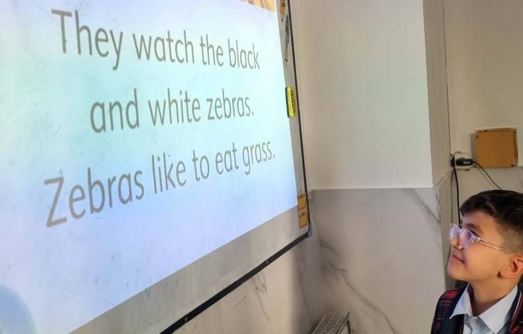 روخوانی و خلاصه‌گویی کتاب داستان به مناسبت هفته‌ی کتاب و کتابخوانی در زنگ زبان 6