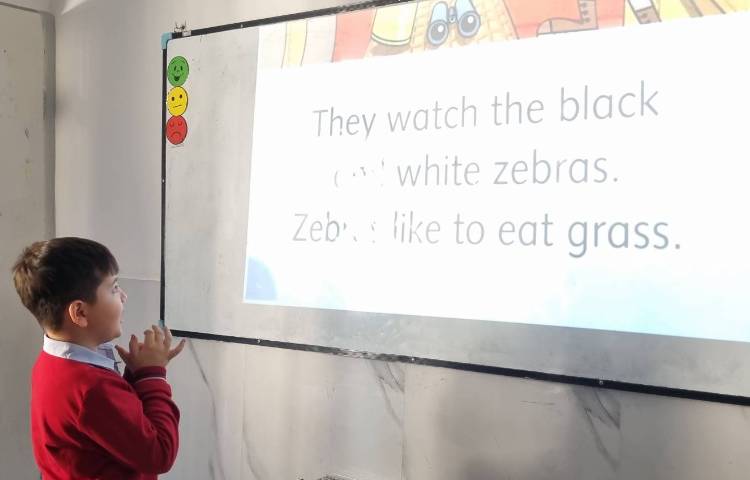 روخوانی و خلاصه‌گویی کتاب داستان به مناسبت هفته‌ی کتاب و کتابخوانی در زنگ زبان