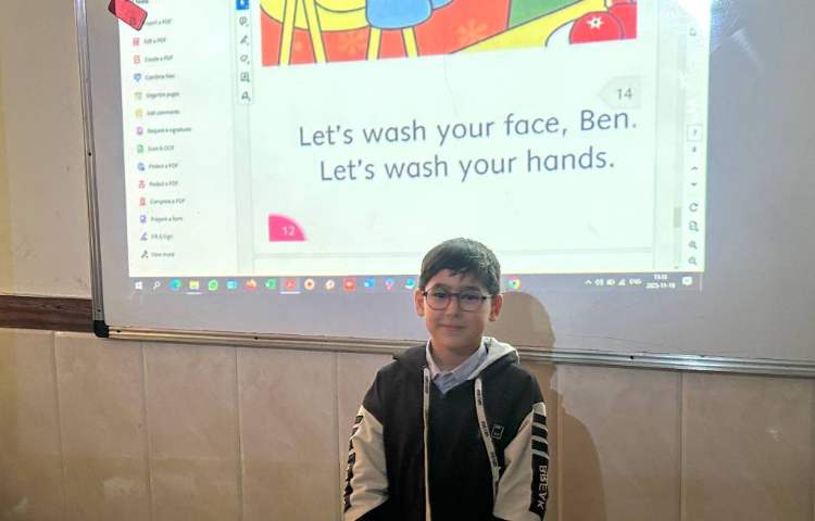 روخوانی و خلاصه‌گویی کتاب داستان به مناسبت هفته‌ی کتاب و کتابخوانی در زنگ زبان