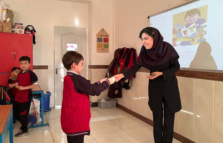 روخوانی کتاب داستان به مناسبت هفته‌ی کتاب و کتابخوانی در زنگ زبان 1