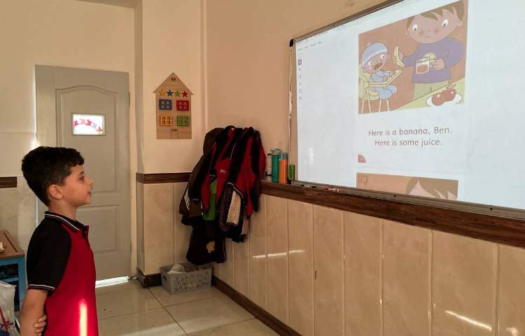 روخوانی کتاب داستان به مناسبت هفته‌ی کتاب و کتابخوانی در زنگ زبان 2