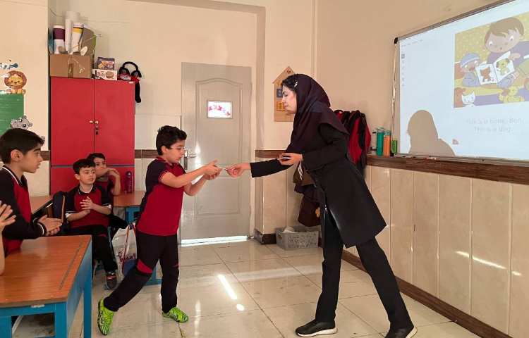 روخوانی کتاب داستان به مناسبت هفته‌ی کتاب و کتابخوانی در زنگ زبان 4